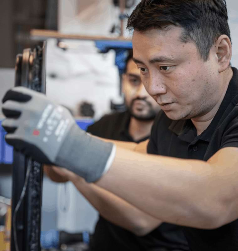 En person installerer nye vindusruter