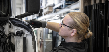 Cary Bussglass - Bestill tid En person reparerer en lastebil