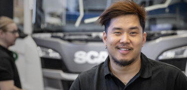 Cary Bussglass - Bestill tid En person som står foran en lastebil