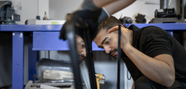 To mennesker installerer nye vindusruter