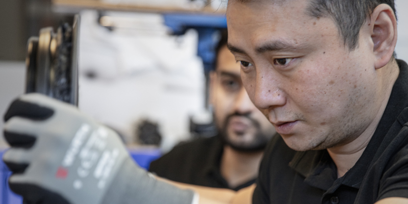 En person installerer nye vindusruter