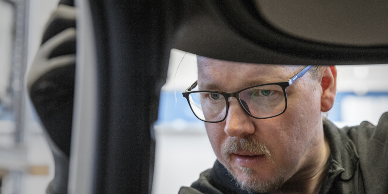 En person installerer nye vindusruter