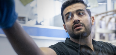 Cary Bussglass - Bestill tid En person installerer nye vindusruter