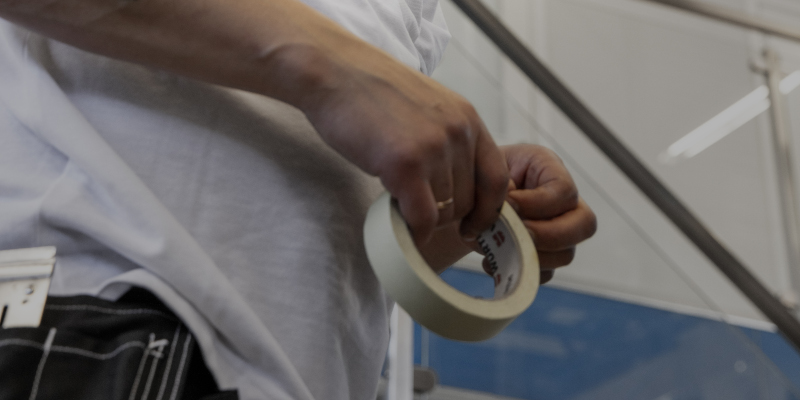 En person som holder en taperull