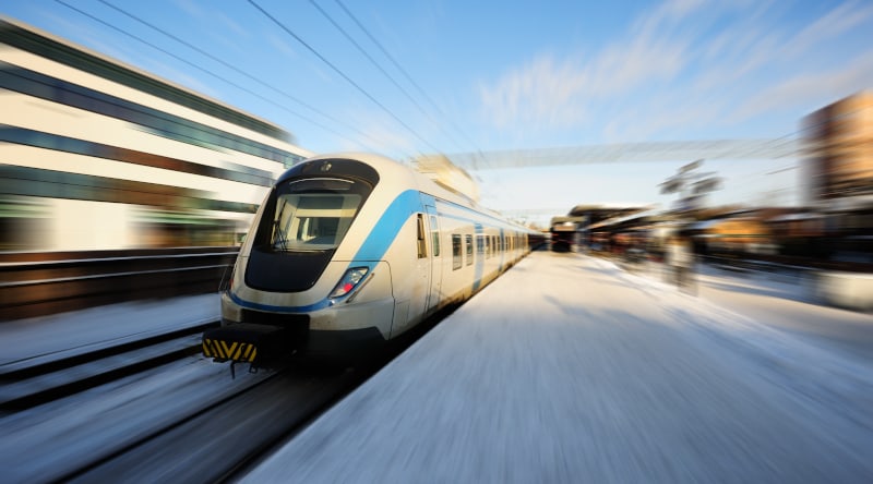 Et tog med fulle vinduer