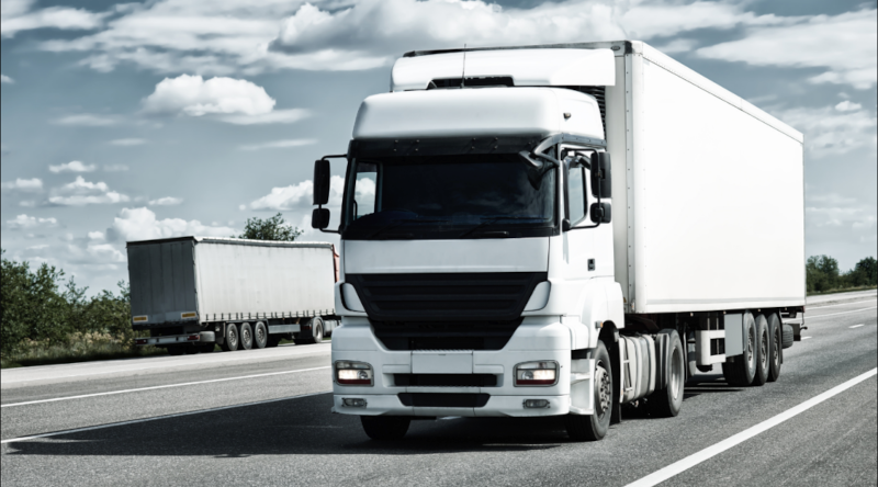 En lastebil med fulle vinduer