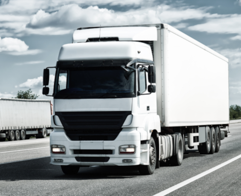 En lastebil med fulle vinduer